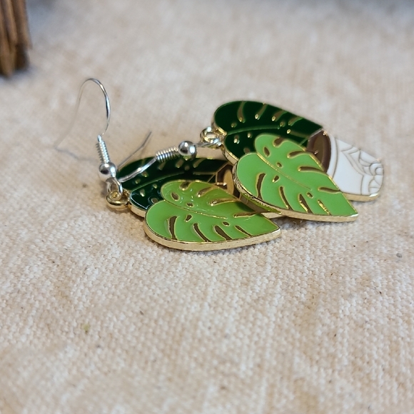 Handcrafted Elegant Green‎ Leaf Dangle Earrings NEW Ladies Outside - Picture 3 of 4
